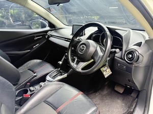 รถบ้าน รถมือสอง Mazda2 Hatchback 1.3 SkyActiv-G High Connect เกียร์ Auto ปี 2015 โดย หญิงรถบ้าน รถมือสองขอนแก่น ราคาถูก ผ่อนสบาย