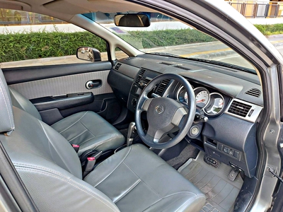 รถบ้าน รถมือสอง Nissan Tiida Latio 1.6 รุ่น B เกียร์ Auto ปี 2010  โดย หญิงรถบ้าน รถมือสองขอนแก่น ราคาถูก ผ่อนสบาย