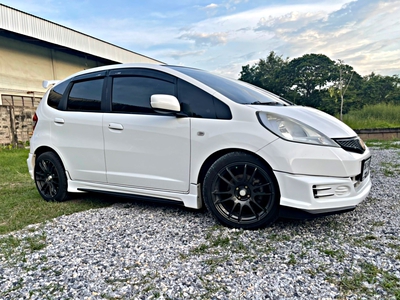 รถบ้าน รถมือสอง Honda Jazz 1.5 i-VTEC รุ่น V (ABS) เกียร์ Auto ปี 2013 โดย หญิงรถบ้าน รถมือสองขอนแก่น ราคาถูก ผ่อนสบาย