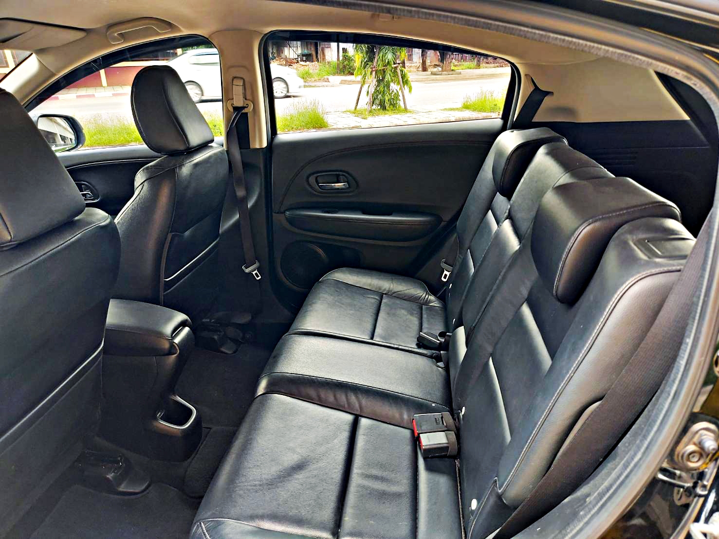 รถบ้าน รถมือสอง Honda HR-V 1.8 i-VTEC รุ่น E เกียร์ Auto ปี 2015 โดย หญิงรถบ้าน รถมือสองขอนแก่น ราคาถูก ผ่อนสบาย