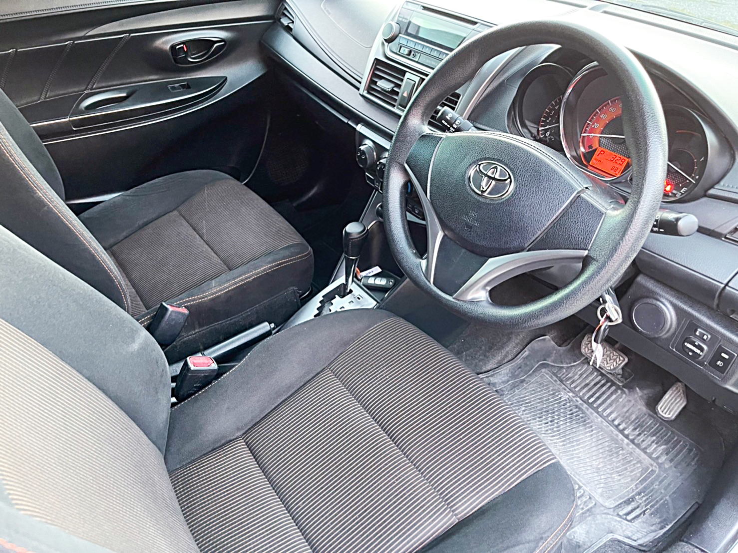 รถบ้าน รถมือสอง Toyota Yaris 1.2 รุ่น E เกียร์ Auto ปี 2015 โดย หญิงรถบ้าน รถมือสองขอนแก่น ราคาถูก ผ่อนสบาย