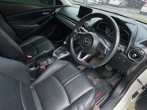 รถบ้าน รถมือสอง Mazda2 Sedan 1.3 SkyActiv-G รุ่นรอง Top เกียร์ Auto ปี 2017  โดย หญิงรถบ้าน รถมือสองขอนแก่น ราคาถูก ผ่อนสบาย