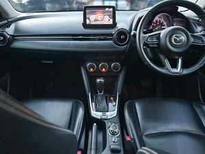 รถบ้าน รถมือสอง Mazda2 Sedan1.3 SkyActiv-G High Connect รุ่น Top สุด เกียร์ Auto ปี 2017 โดย หญิงรถบ้าน รถมือสองขอนแก่น ราคาถูก ผ่อนสบาย