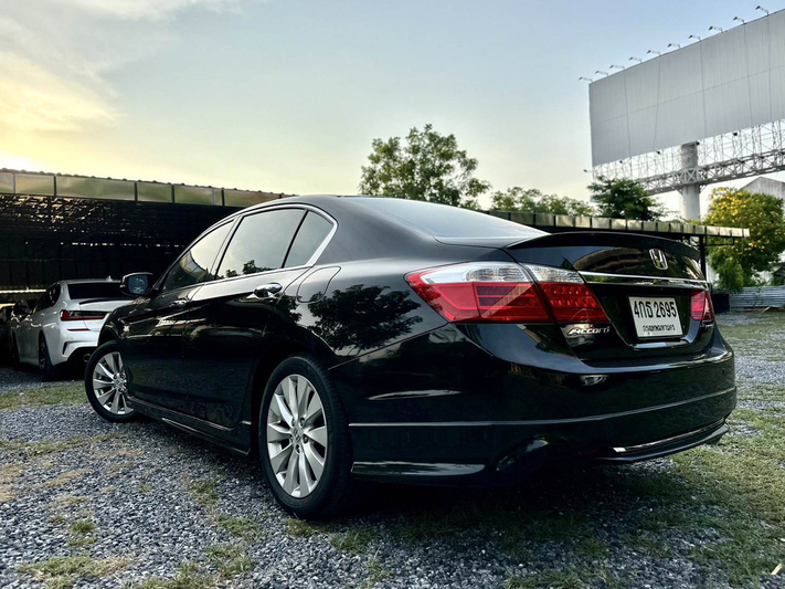 รถบ้าน รถมือสอง Honda Accord 2.0 i-VTEC รุ่น E เกียร์ Auto ปี 2015 โดย หญิงรถบ้าน รถมือสองขอนแก่น ราคาถูก ผ่อนสบาย