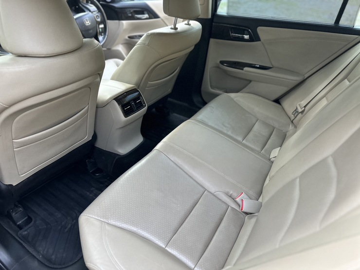รถบ้าน รถมือสอง Honda Accord 2.0 i-VTEC รุ่น E เกียร์ Auto ปี 2015 โดย หญิงรถบ้าน รถมือสองขอนแก่น ราคาถูก ผ่อนสบาย